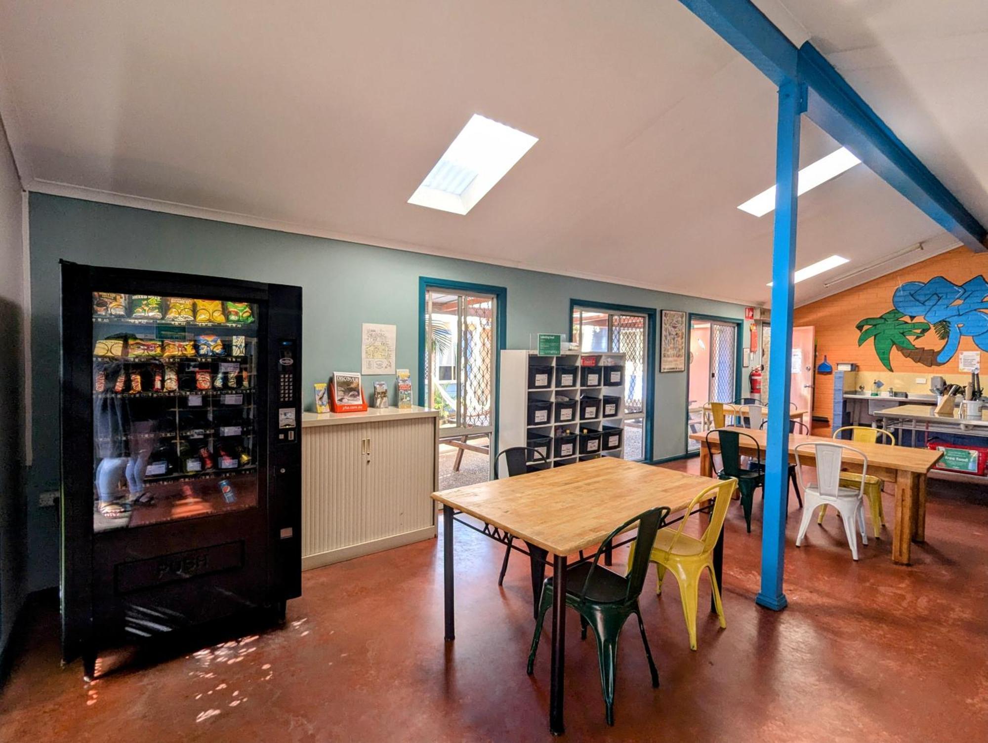 Ozzie Pozzie Backpackers Hostel Port Macquarie Exterior photo