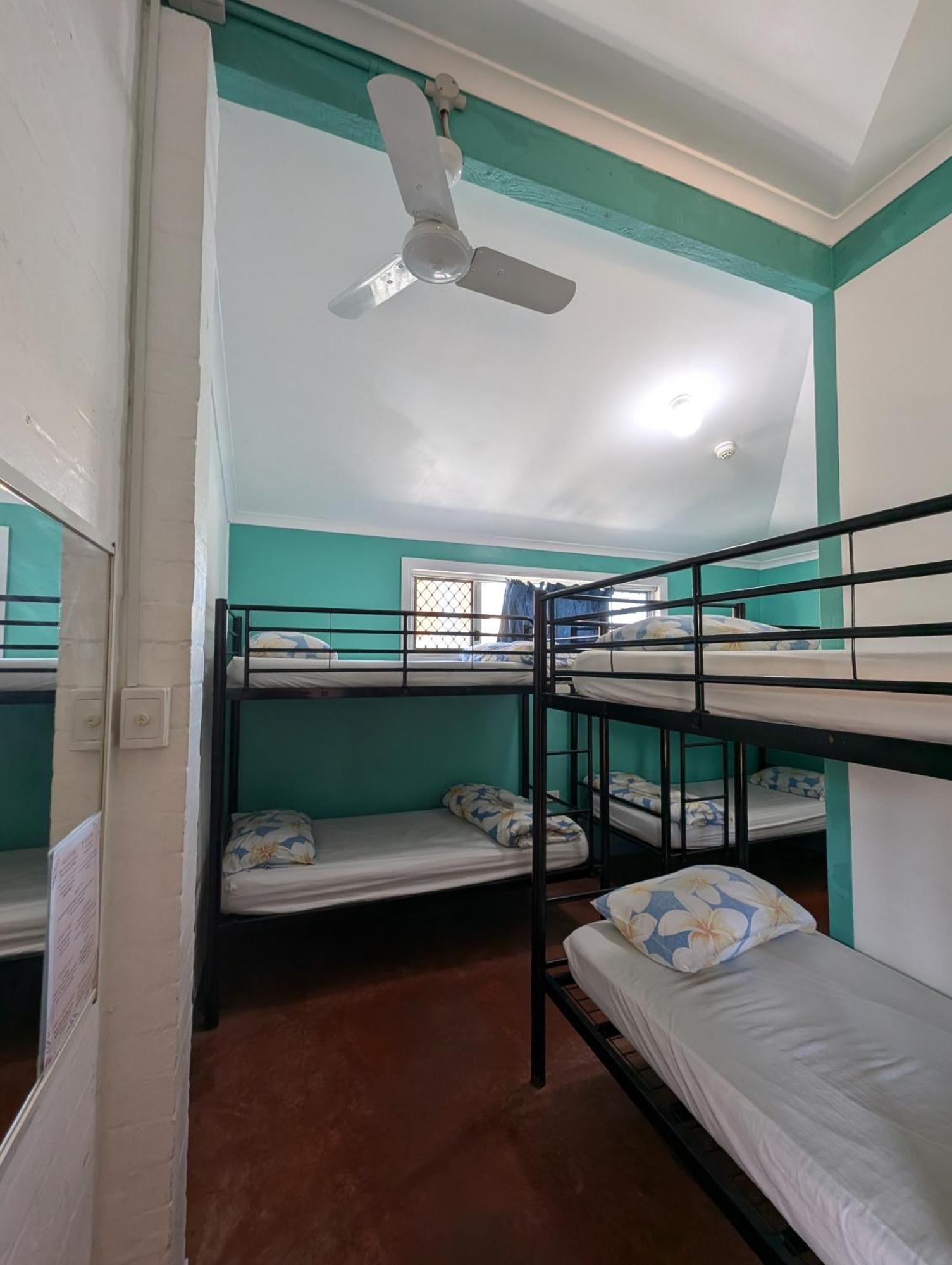 Ozzie Pozzie Backpackers Hostel Port Macquarie Exterior photo