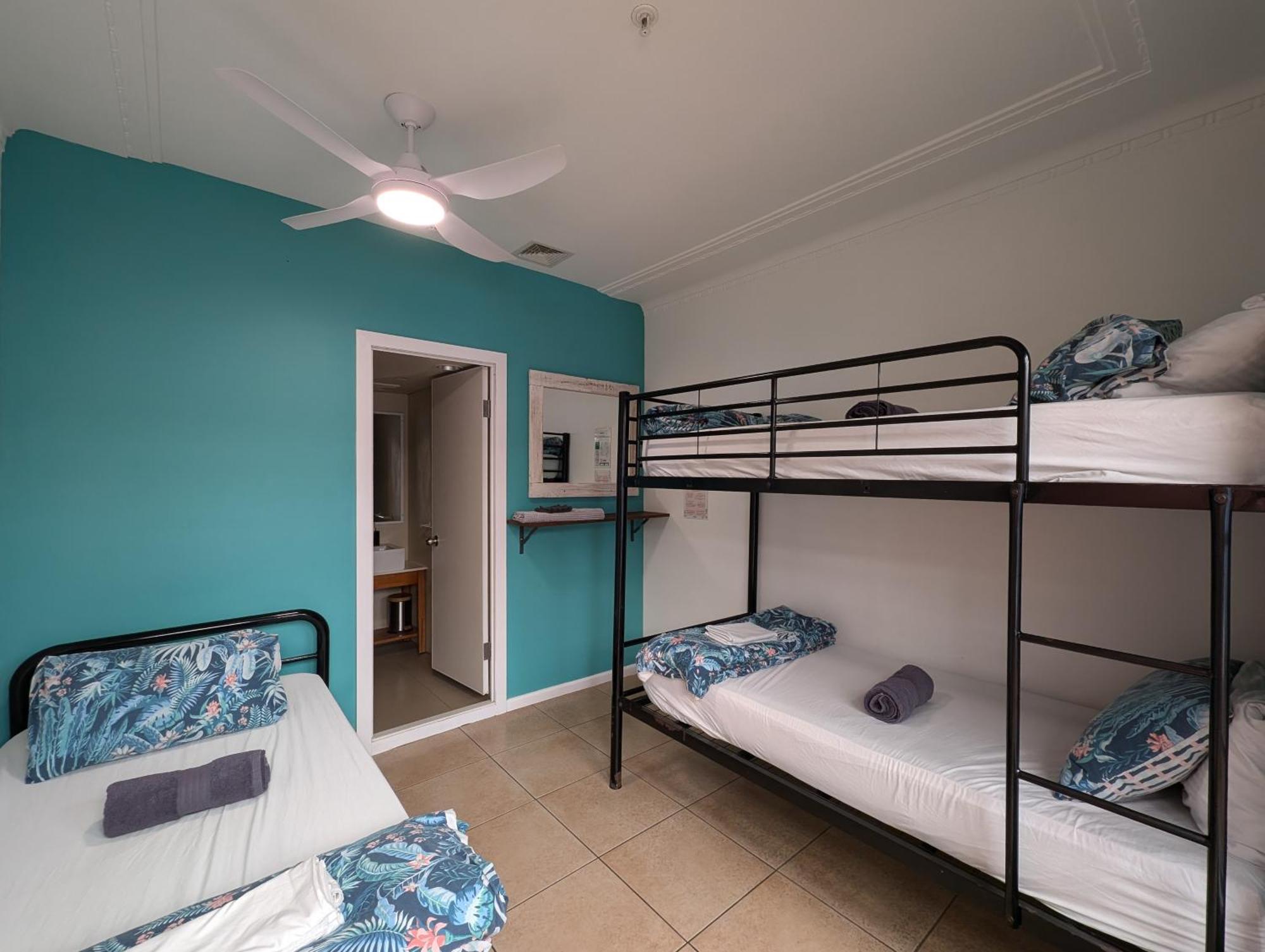Ozzie Pozzie Backpackers Hostel Port Macquarie Exterior photo